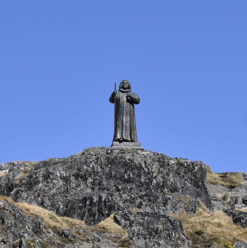 Turen til Grønland
Statue af Hans Egede 1686-1758. Han tog til Grønland i 1721 og døbte det Håbets Ø (Nuuk på Inuit). Egede forlod Grønland i 1736.